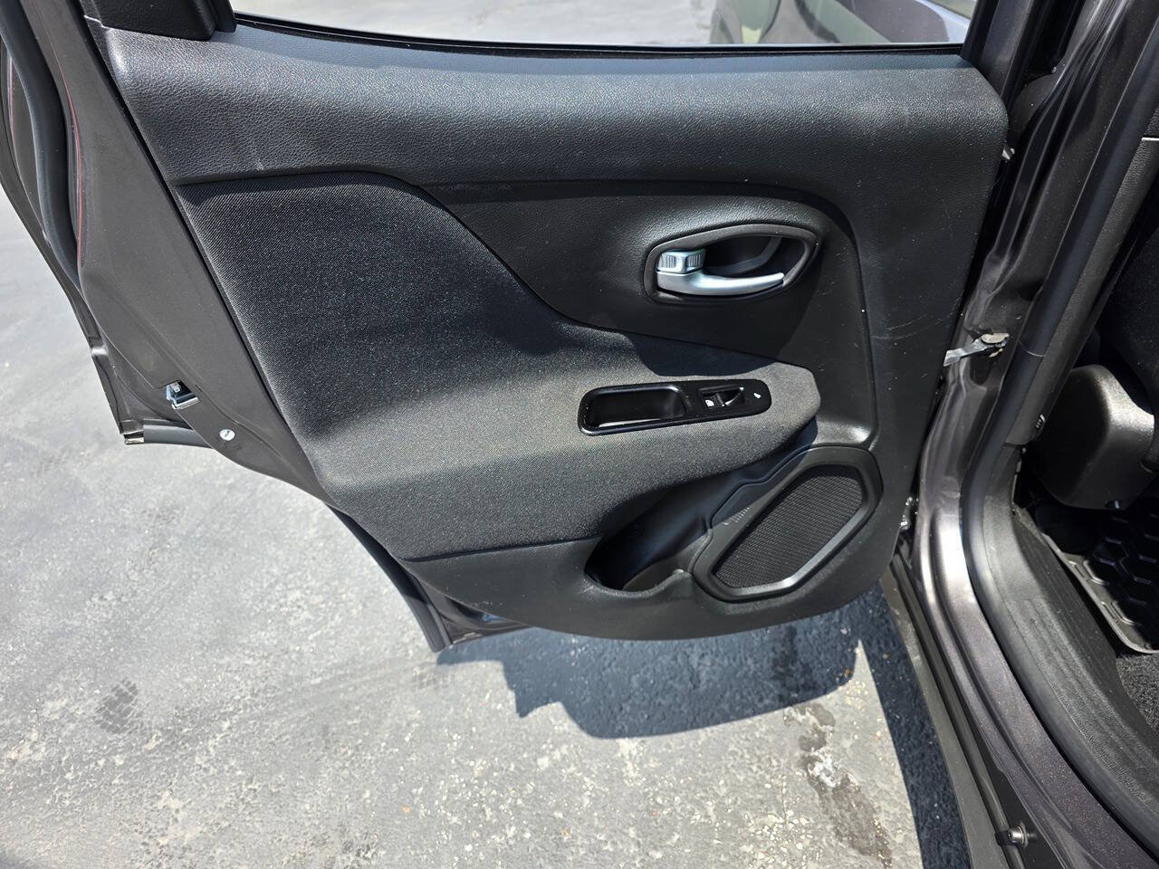 Used 2020 Jeep Renegade Latitude FWD image 23