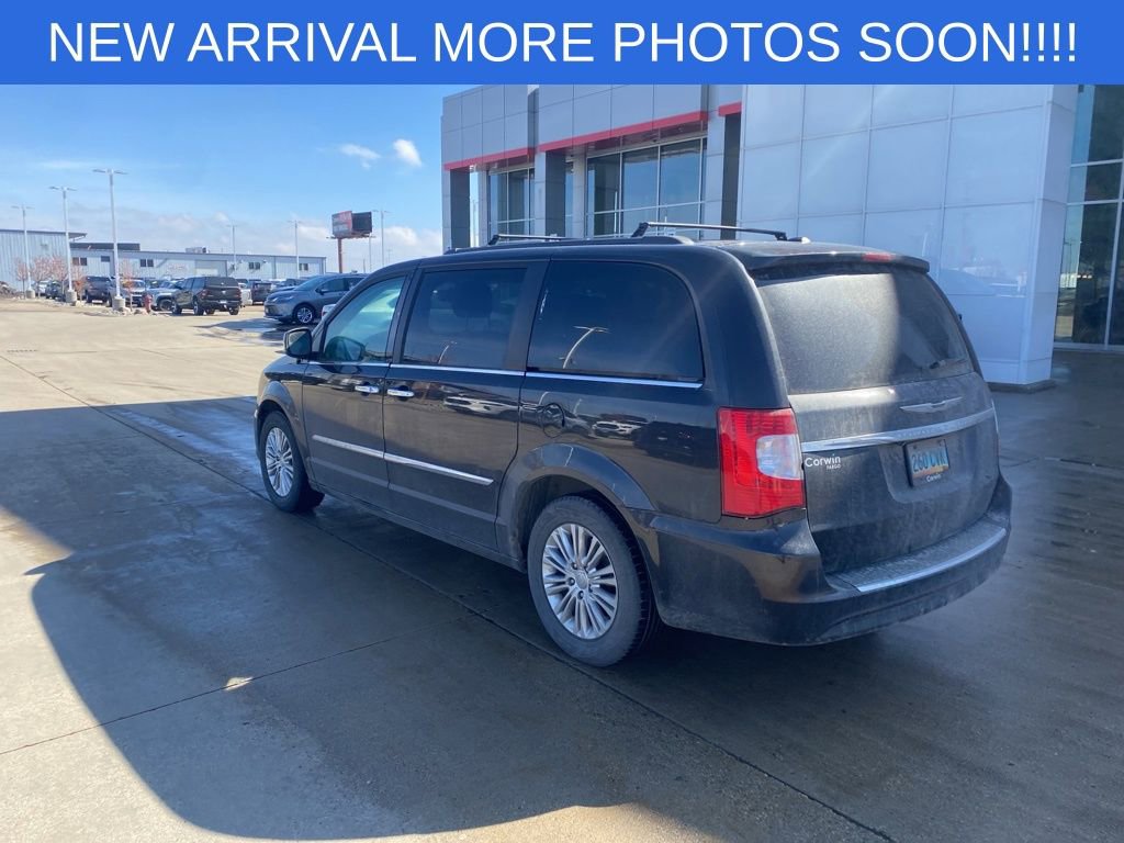 Used 2015 Chrysler Town & Country Touring-L w/ Driver Convenience Group image 6