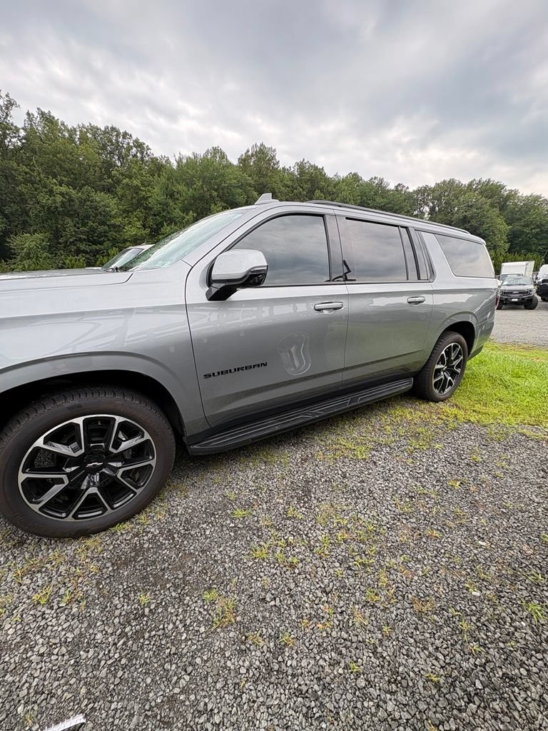 Used 2024 Chevrolet Suburban RST w/ Luxury Package AWD/4WD image 4