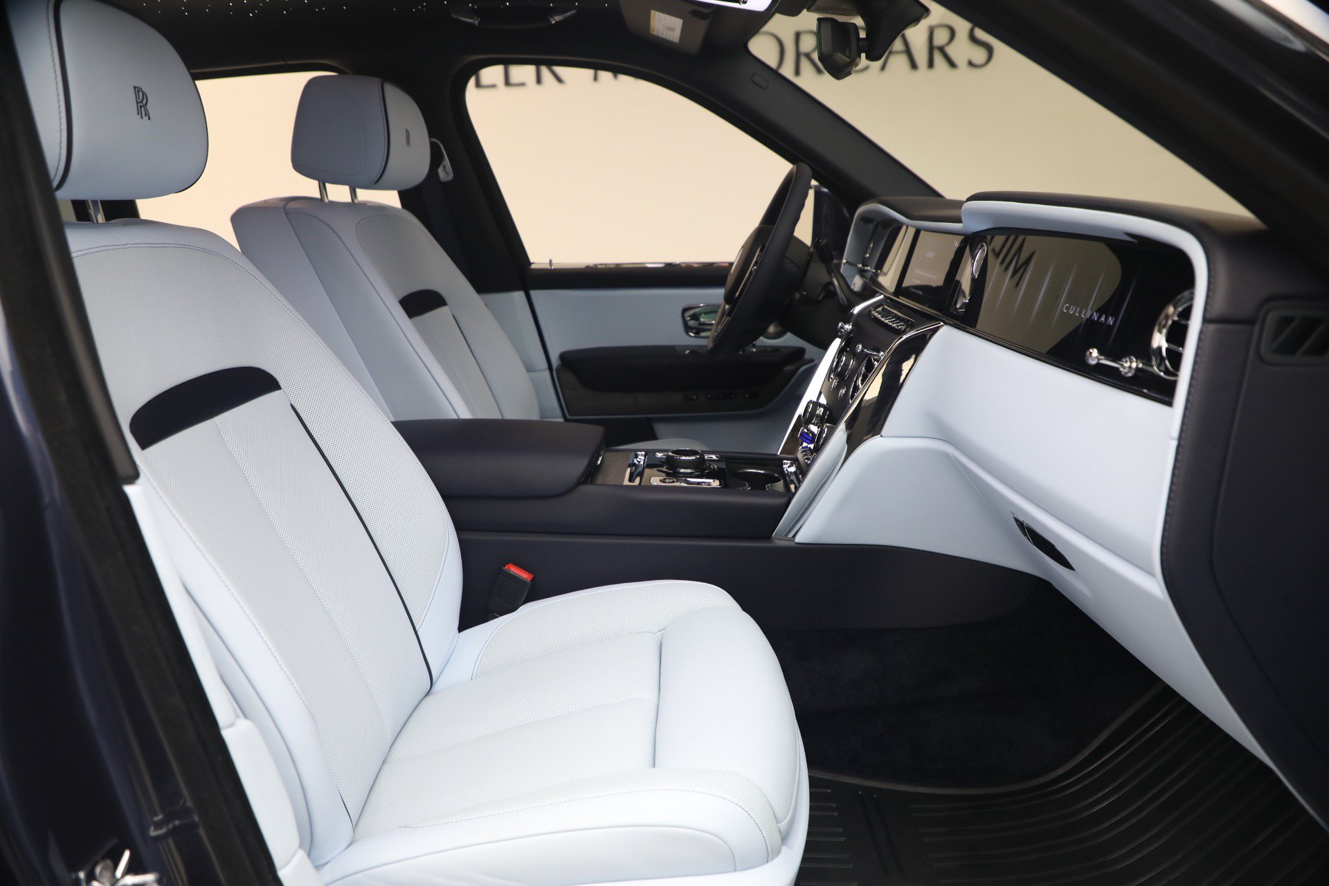 Certified 2025 Rolls-Royce Cullinan AWD/4WD image 19