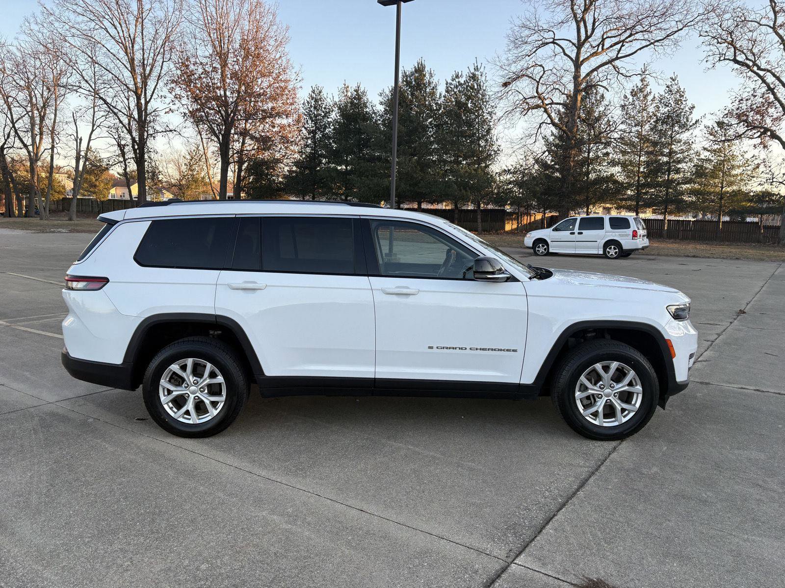 Used 2023 Jeep Grand Cherokee L Limited image 29