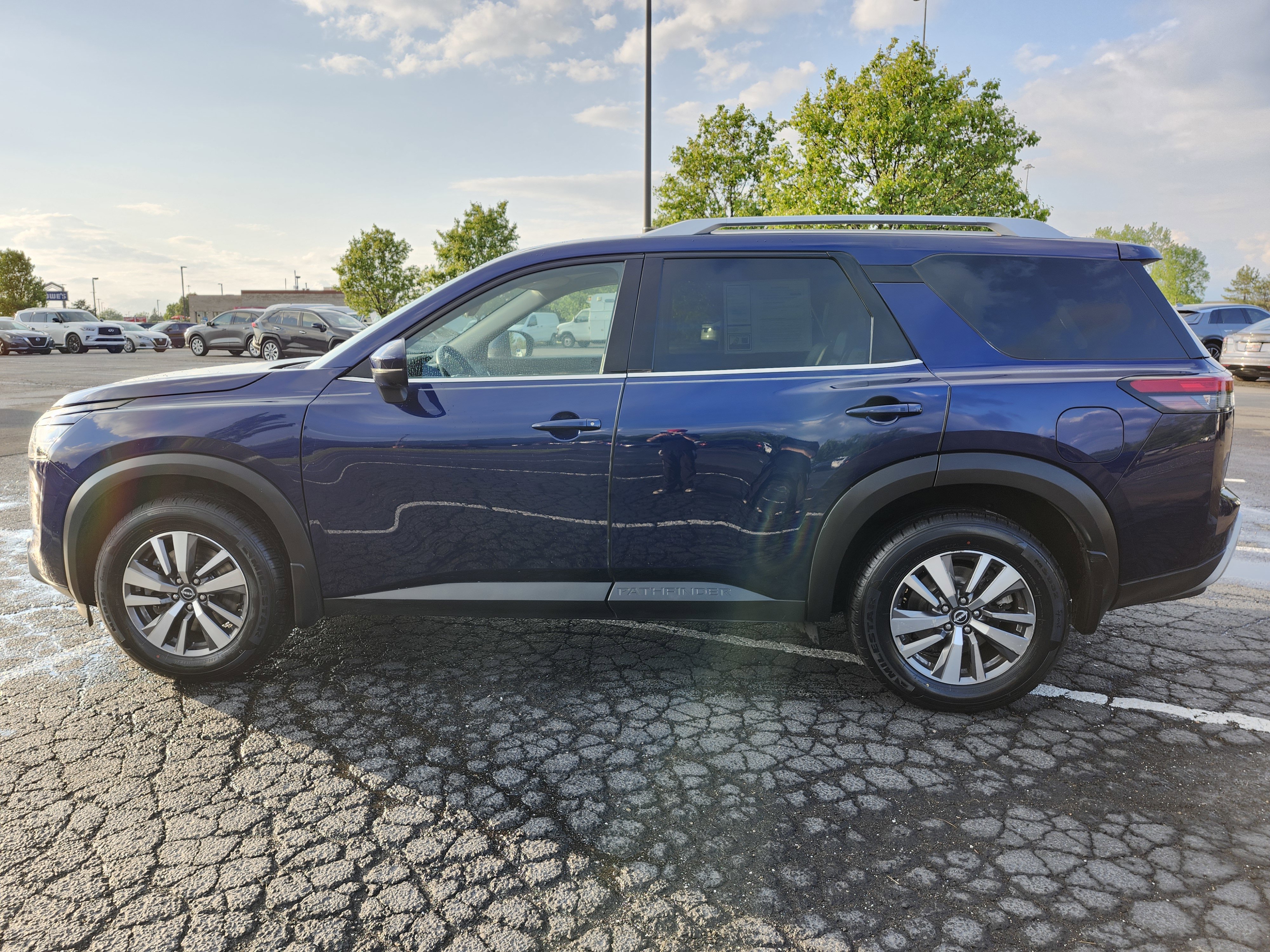 Used 2024 Nissan Pathfinder SL AWD/4WD image 15