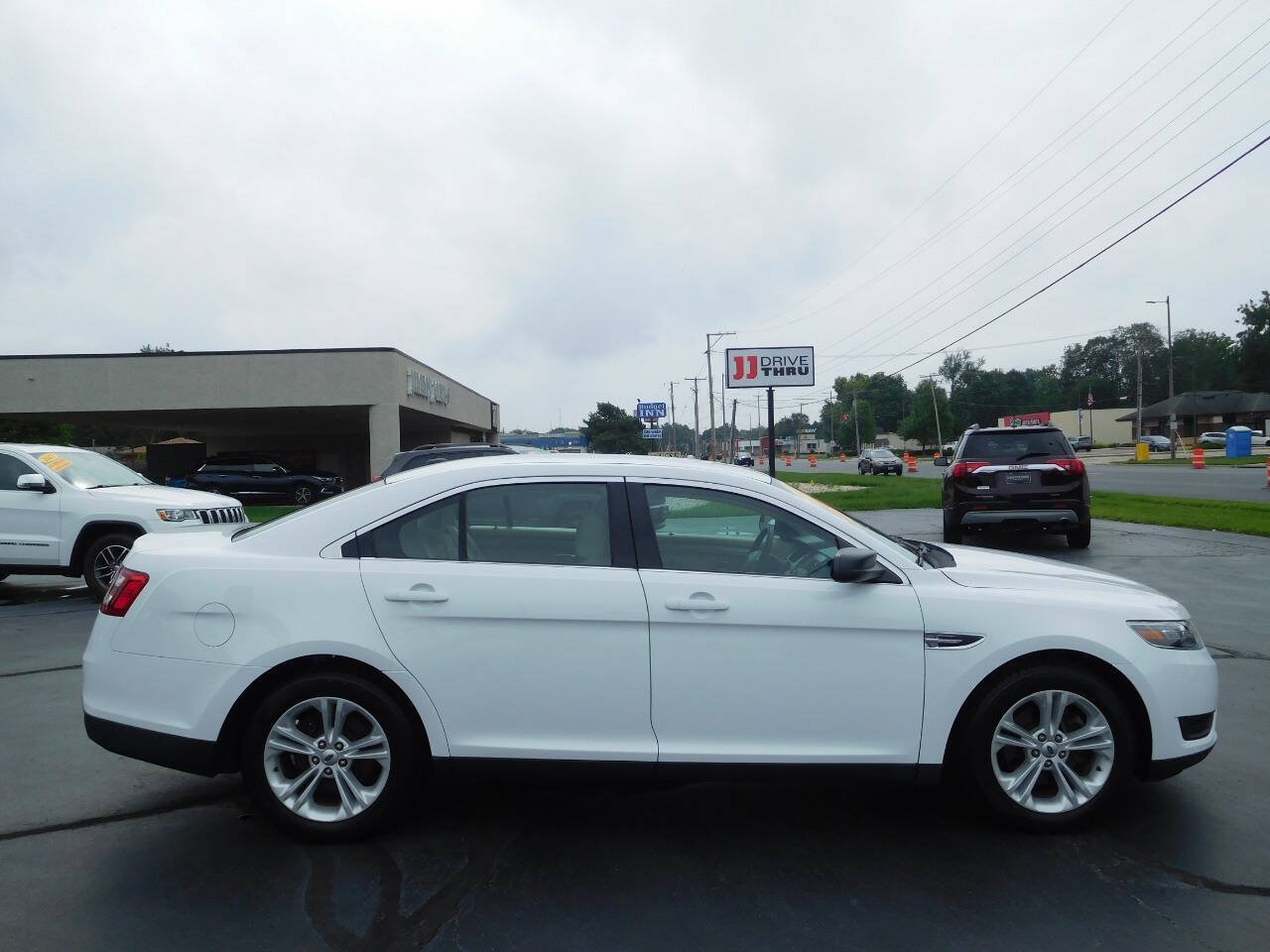 Used 2016 Ford Taurus SE FWD image 4
