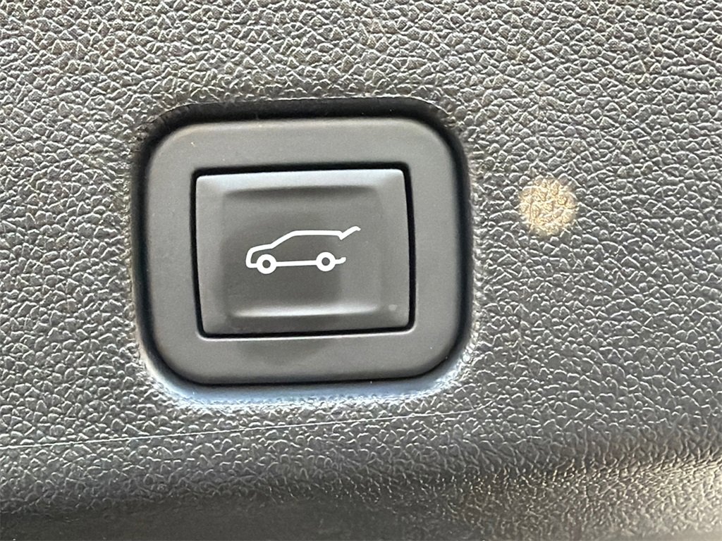 Used 2025 GMC Acadia Denali image 19