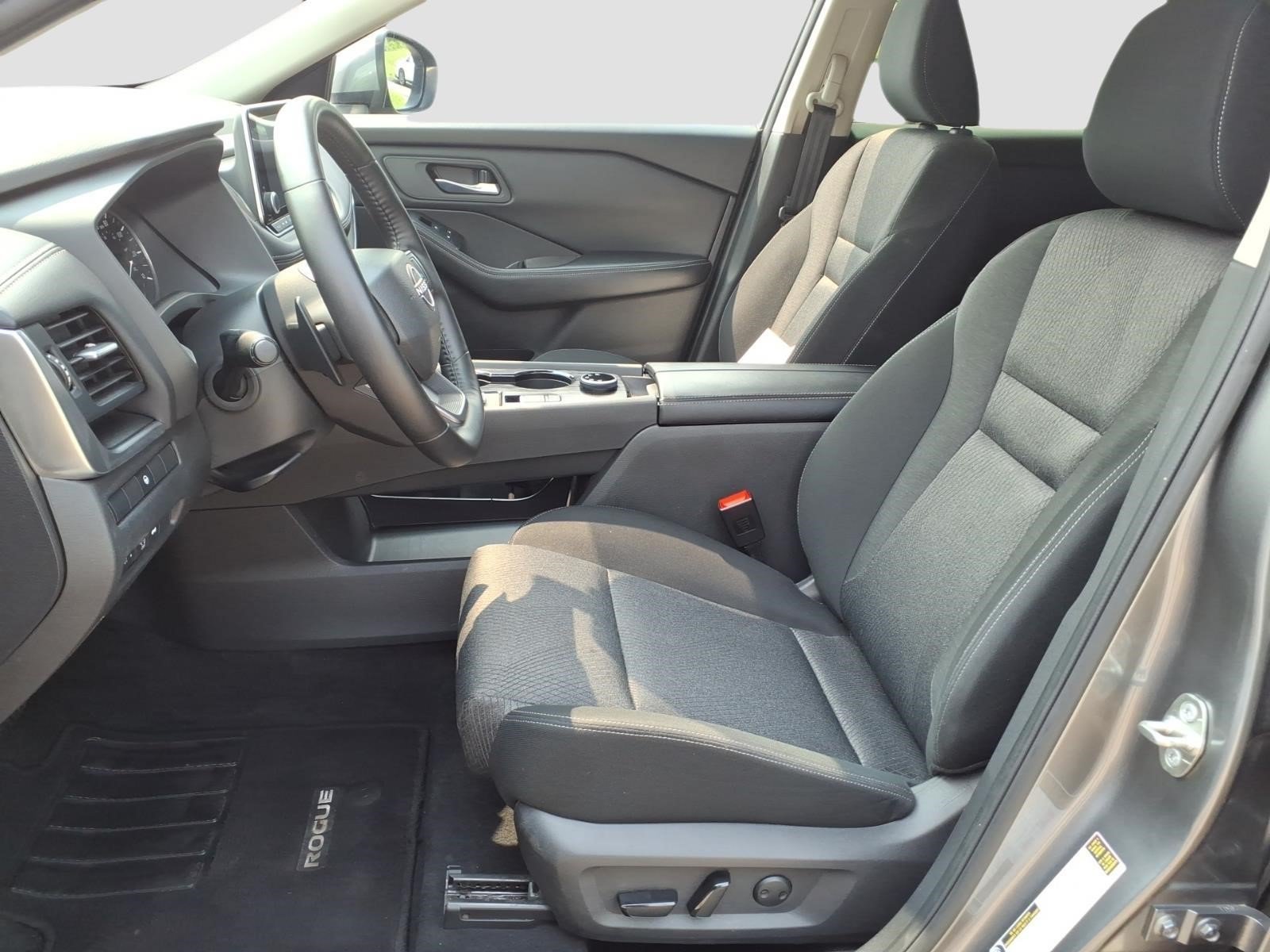 Used 2025 Nissan Rogue SV AWD/4WD image 12
