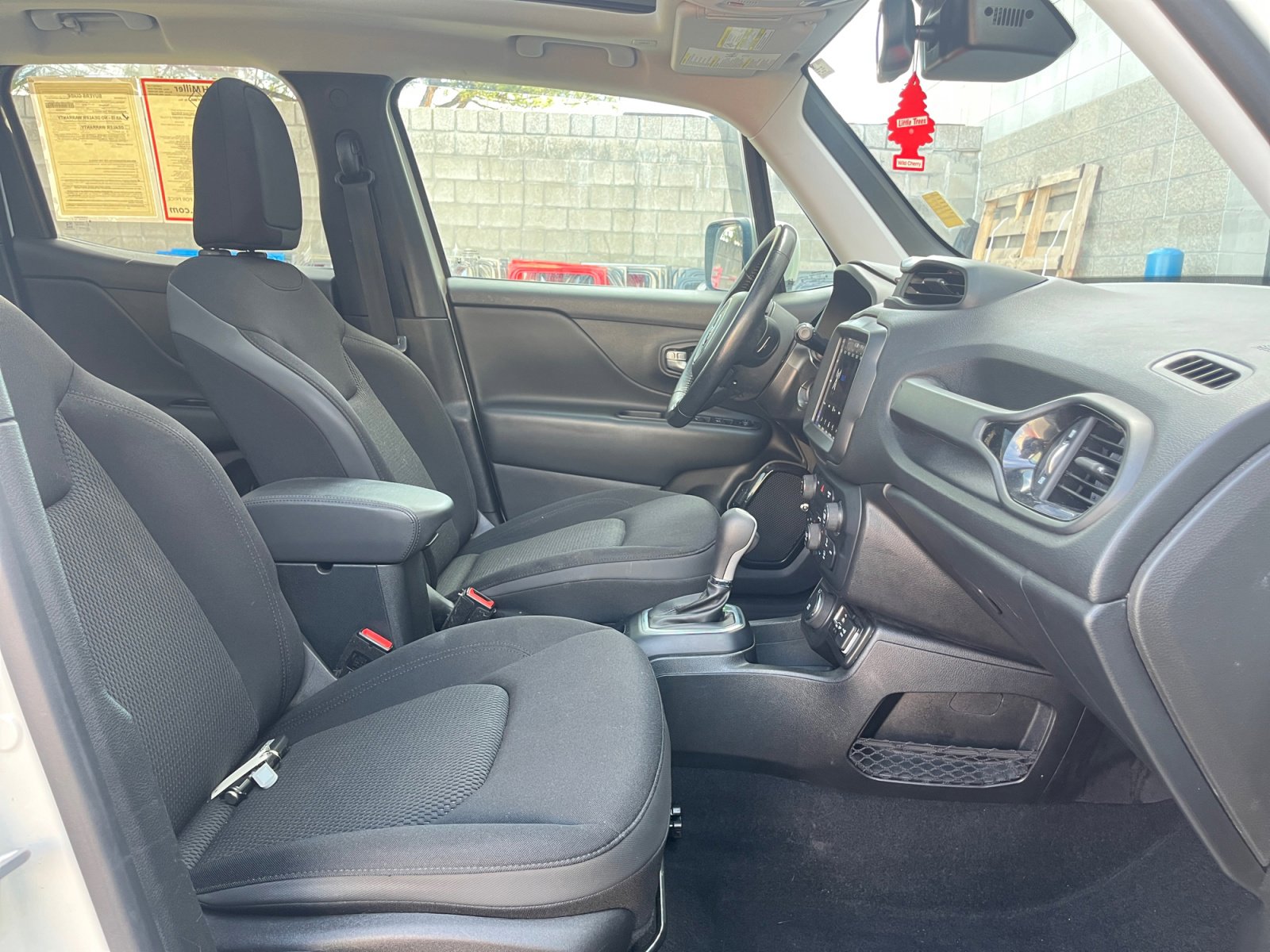 Used 2019 Jeep Renegade Altitude w/ UConnect 8.4 Nav Group AWD/4WD image 27