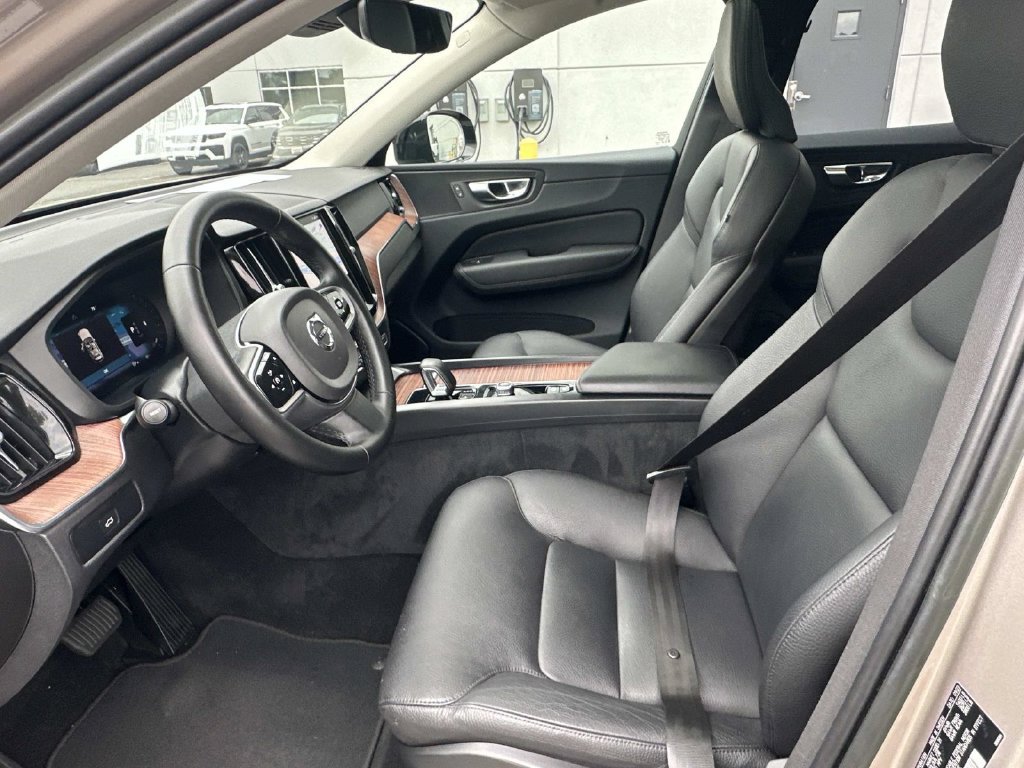Used 2023 Volvo XC60 B5 Plus w/ Climate Package AWD/4WD image 17