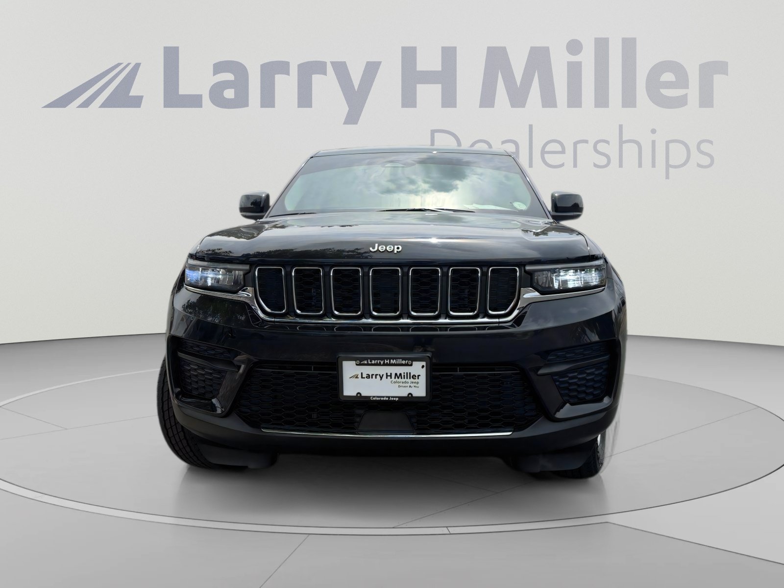 Used 2023 Jeep Grand Cherokee Laredo AWD/4WD image 8