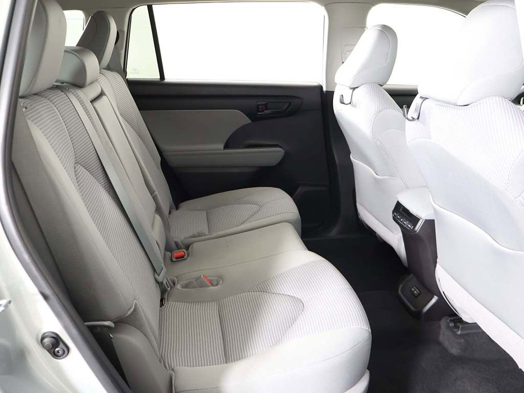 Used 2024 Toyota Highlander LE AWD/4WD image 34