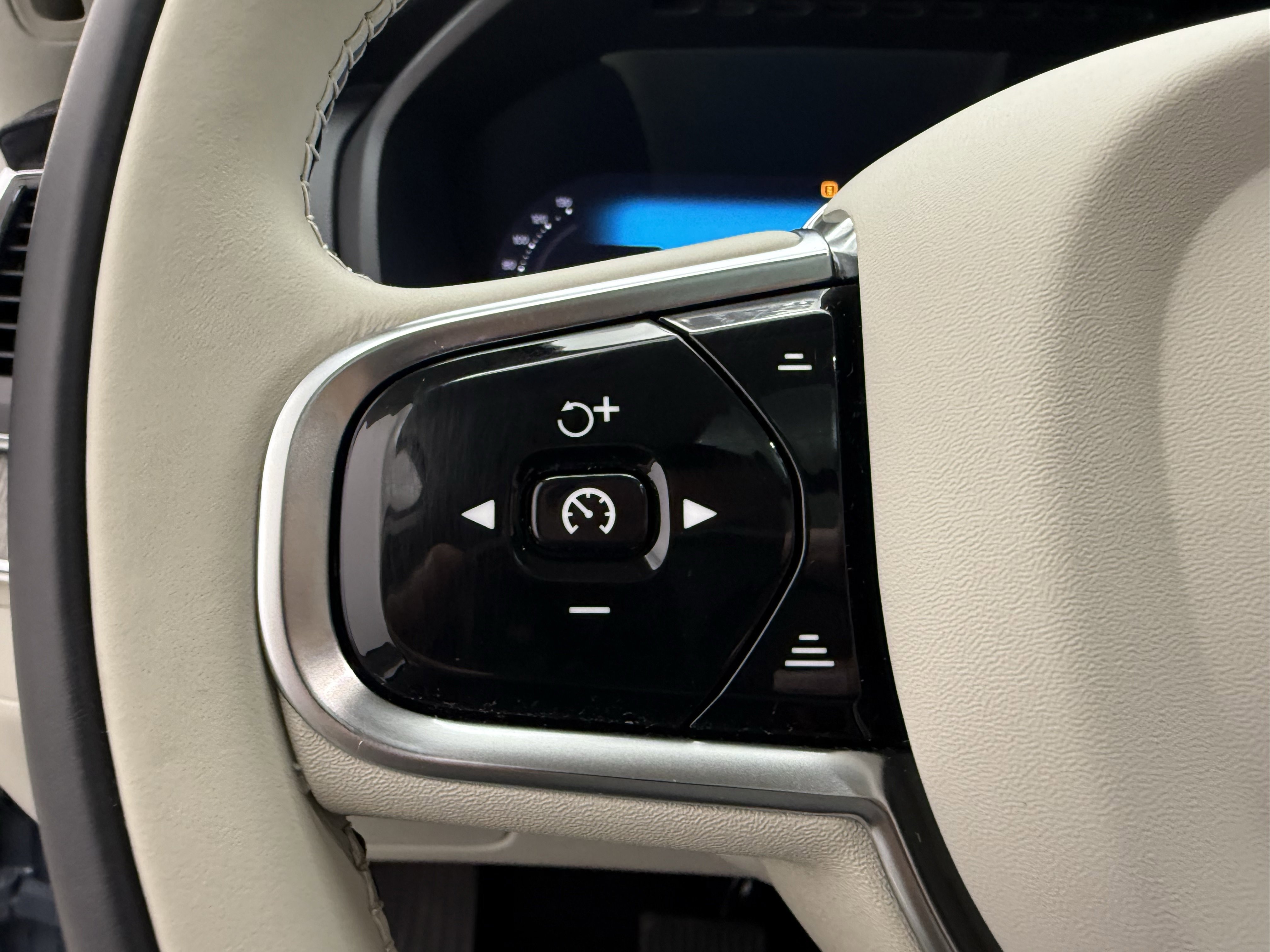 Certified 2023 Volvo XC90 B6 Ultimate w/ Protection Package Premier AWD/4WD image 16