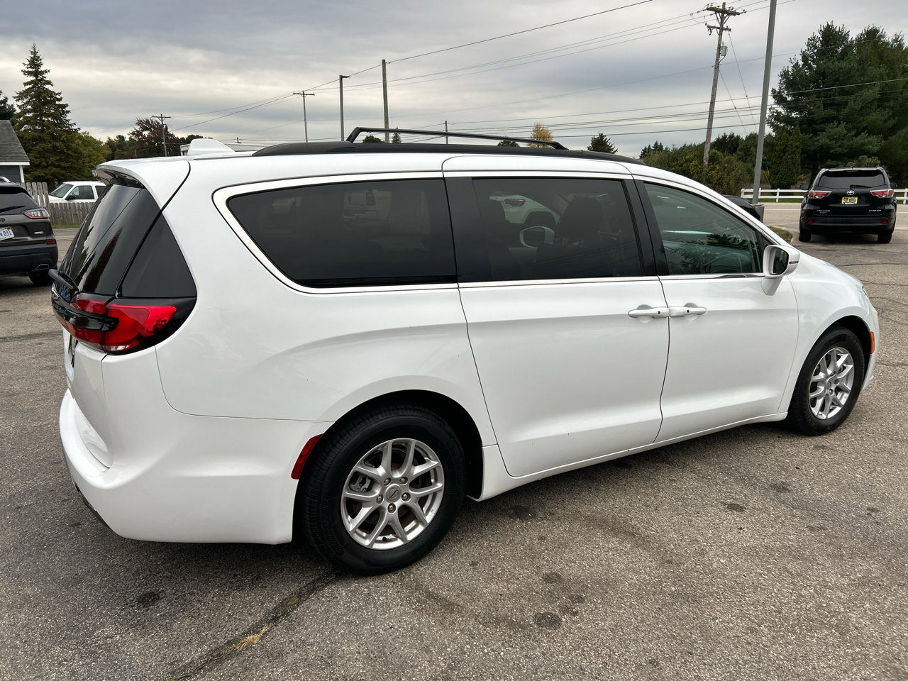 Used 2022 Chrysler Pacifica Touring-L image 4