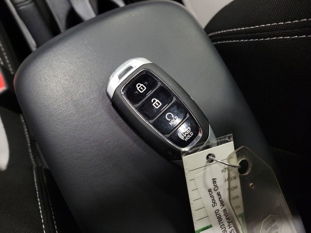 Used 2025 Hyundai Venue SEL FWD image 15
