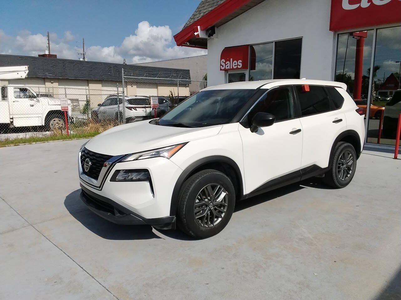 Used 2021 Nissan Rogue S FWD image 2