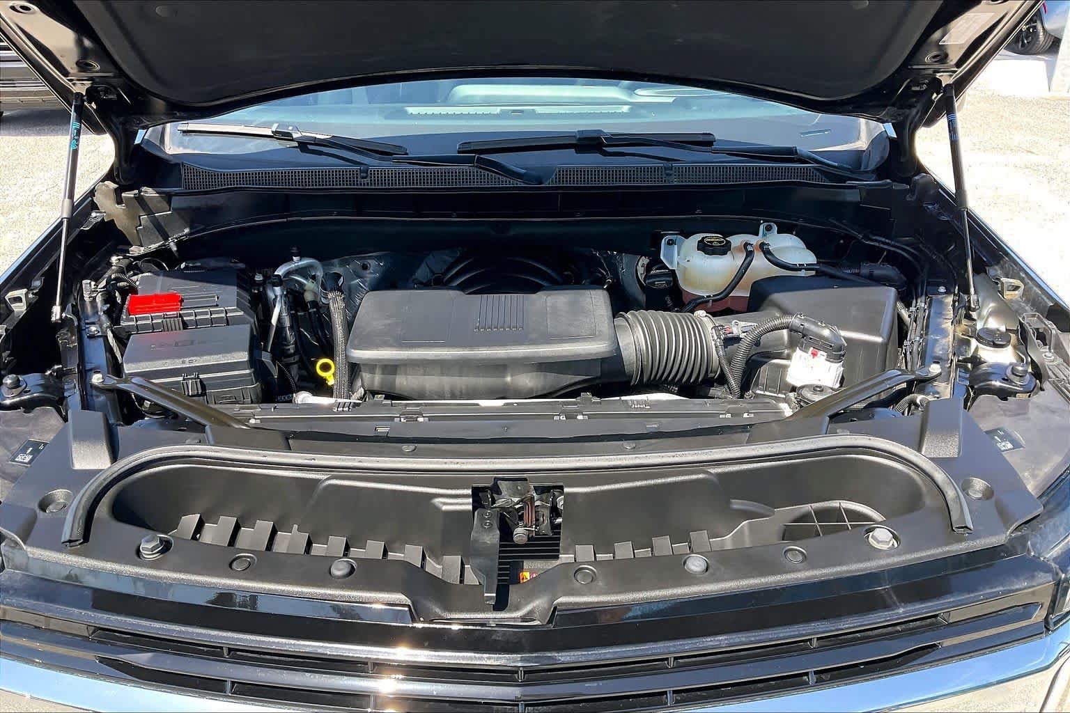 Used 2025 Chevrolet Suburban LS RWD image 28