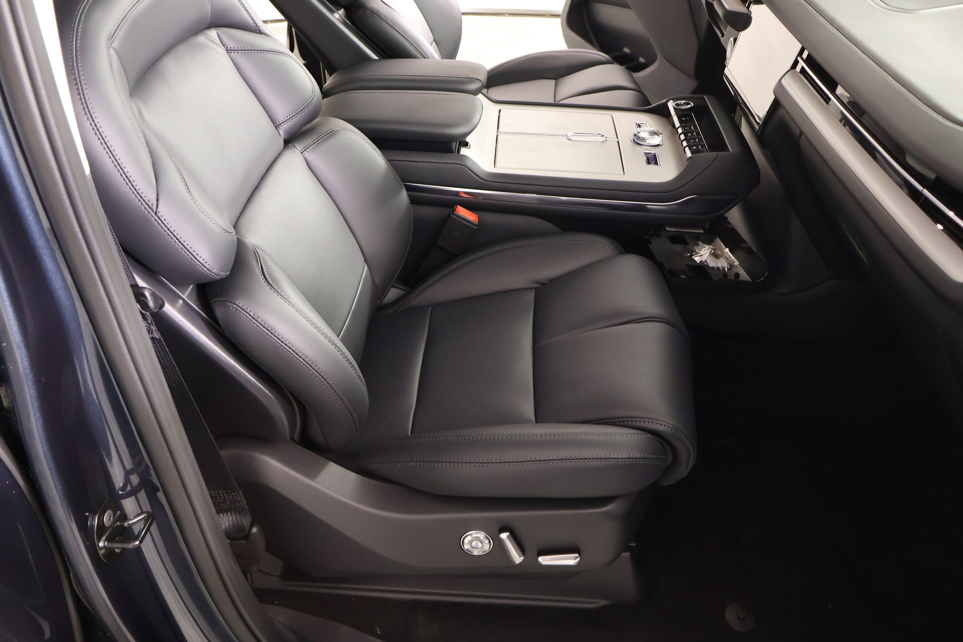 New 2026 Lincoln Navigator Premiere AWD/4WD image 14
