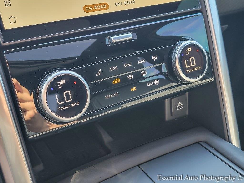 Used 2024 Land Rover Discovery Dynamic SE image 18