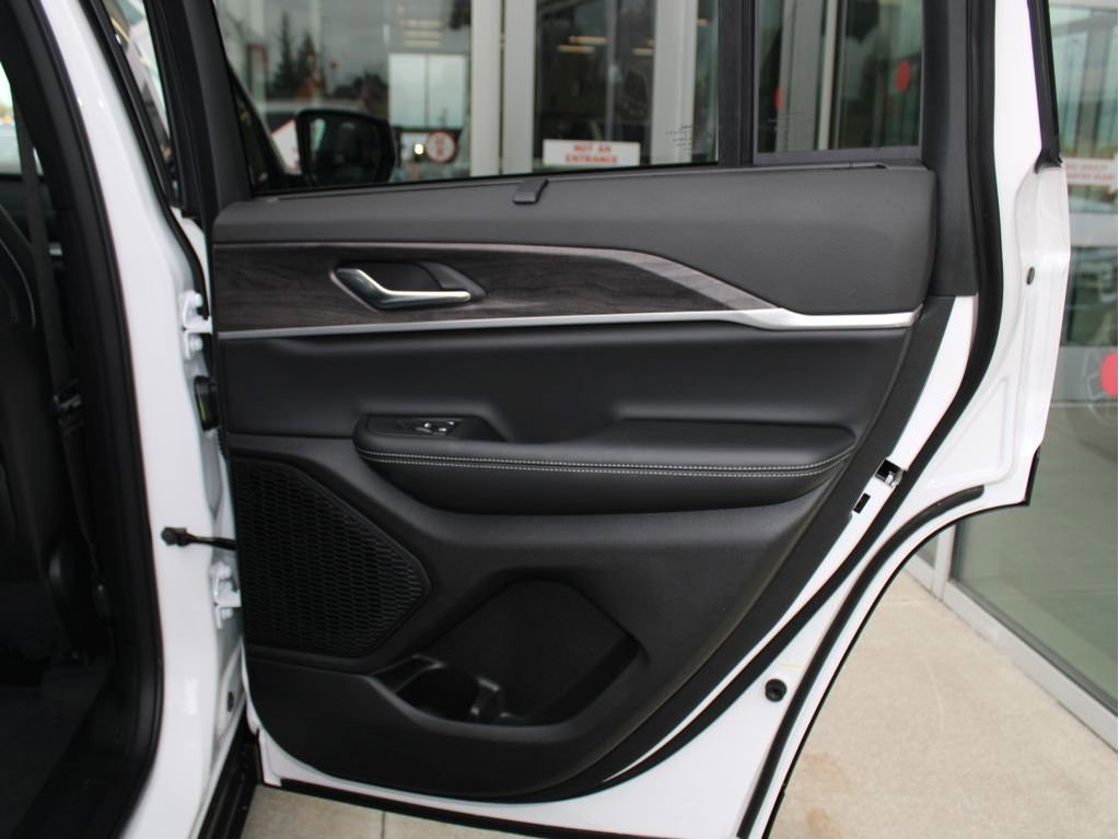 New 2025 Jeep Grand Cherokee Limited w/ Luxury Tech Group II image 31