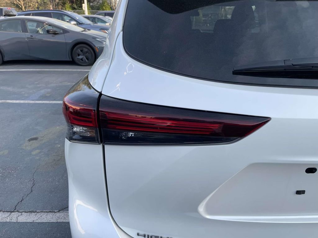 Used 2024 Toyota Highlander LE image 19