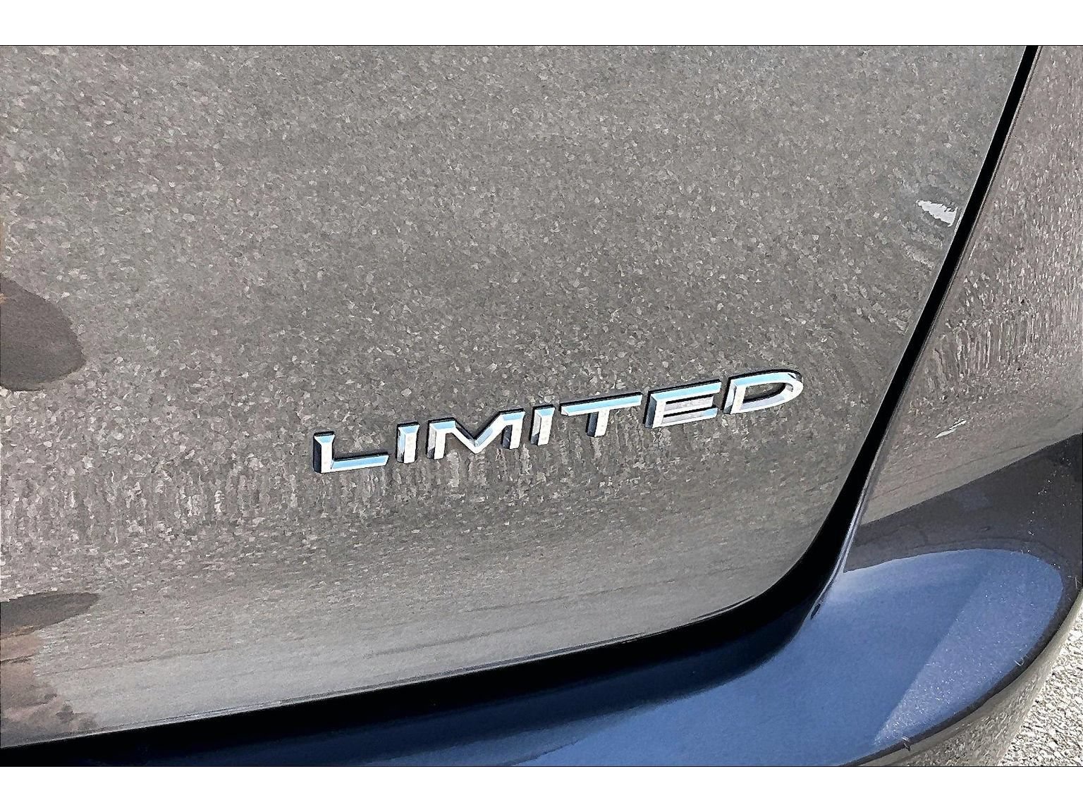 Used 2022 Chrysler Pacifica Limited FWD image 38