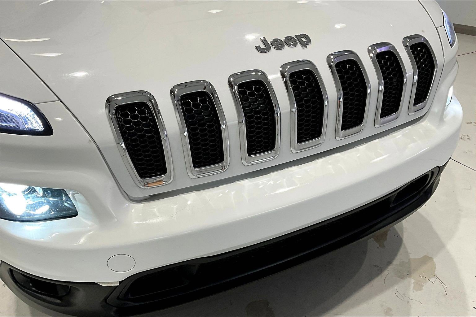 Used 2017 Jeep Cherokee Latitude w/ Cold Weather Group AWD/4WD image 33