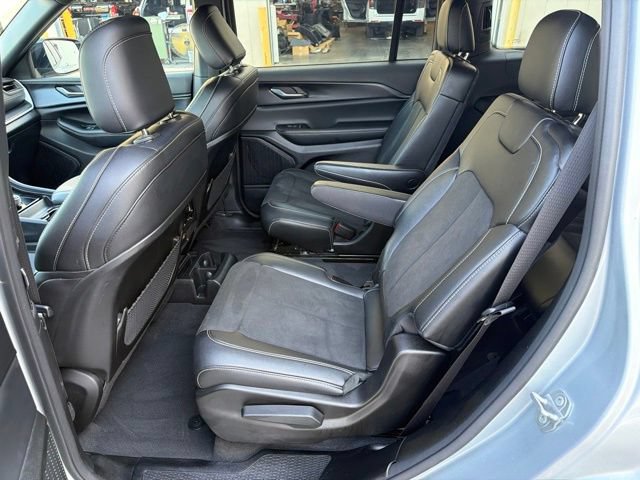 Used 2024 Jeep Grand Cherokee L Altitude AWD/4WD image 17