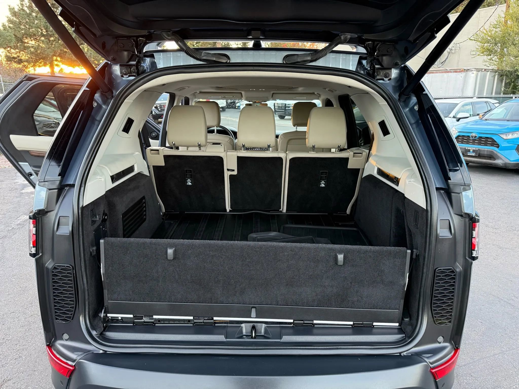 Used 2019 Land Rover Discovery HSE image 21