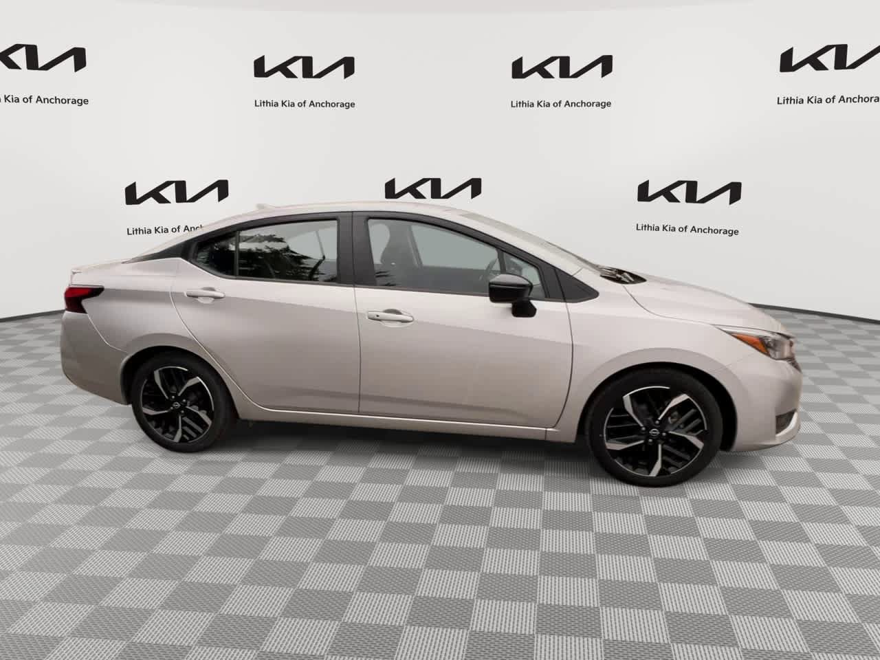Used 2024 Nissan Versa SR FWD image 9