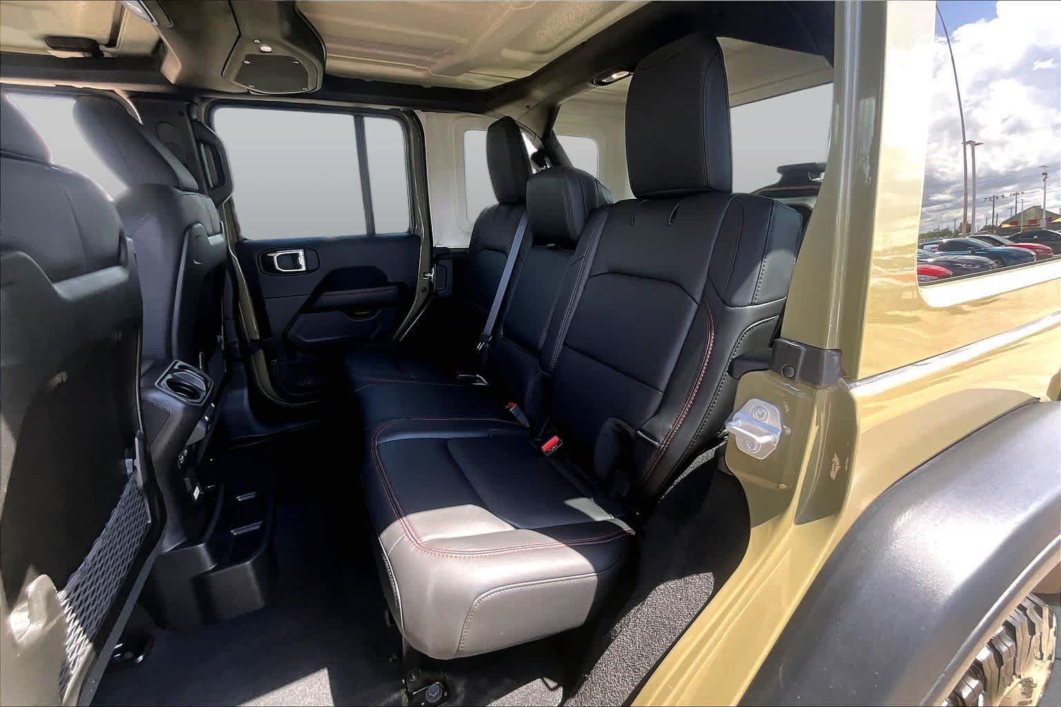 Used 2025 Jeep Wrangler Unlimited Rubicon w/ Convenience Group AWD/4WD image 20