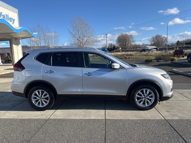 Used 2018 Nissan Rogue SV image 3