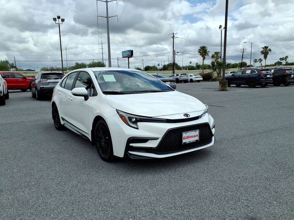 Used 2025 Toyota Corolla SE image 2