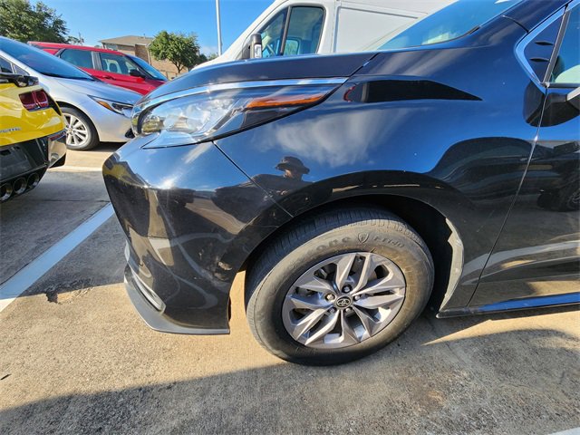 Used 2023 Toyota Sienna LE FWD image 7
