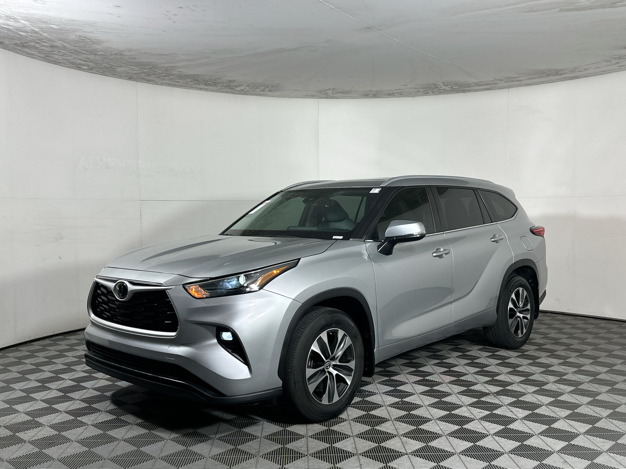 Used 2023 Toyota Highlander XLE FWD image 7