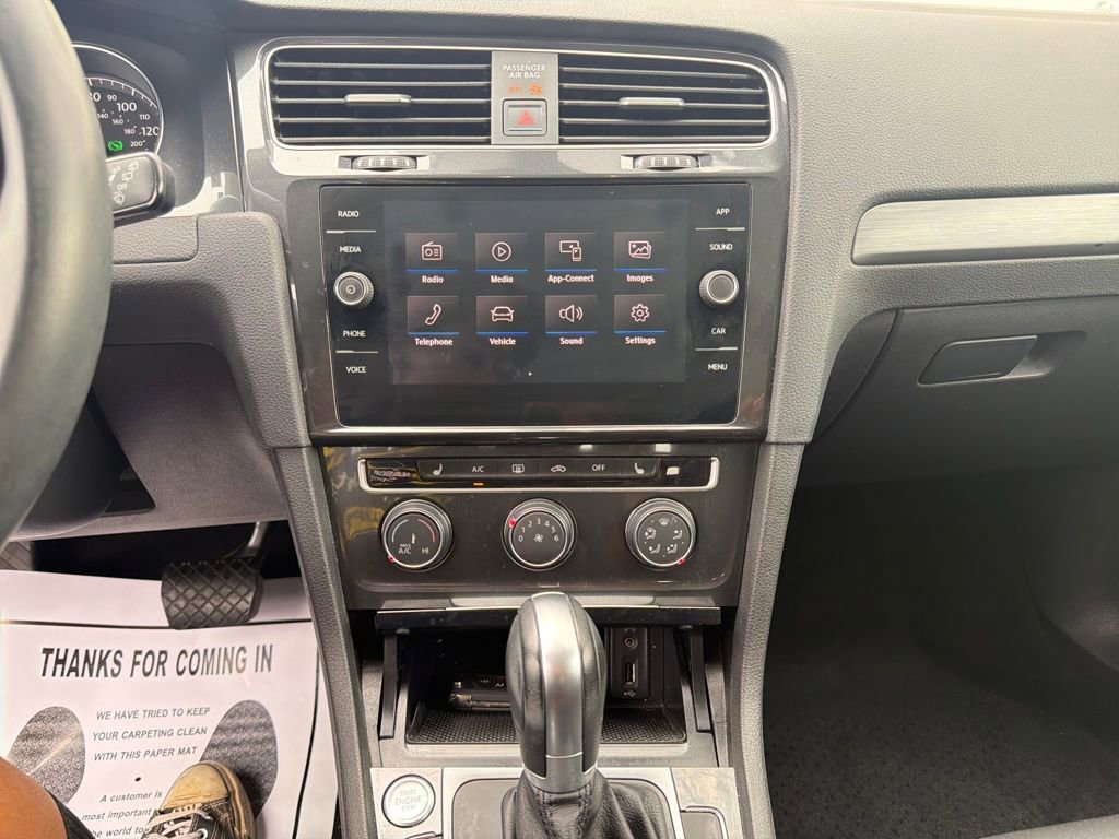 Used 2018 Volkswagen Golf SE image 21