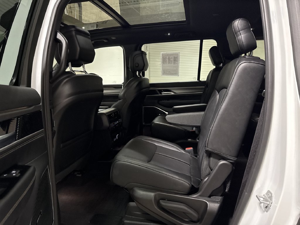 Used 2025 Jeep Wagoneer Series II AWD/4WD image 24