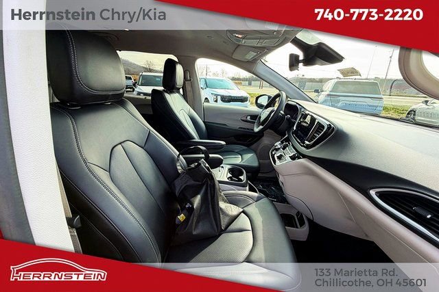 Used 2024 Chrysler Pacifica Touring-L image 26
