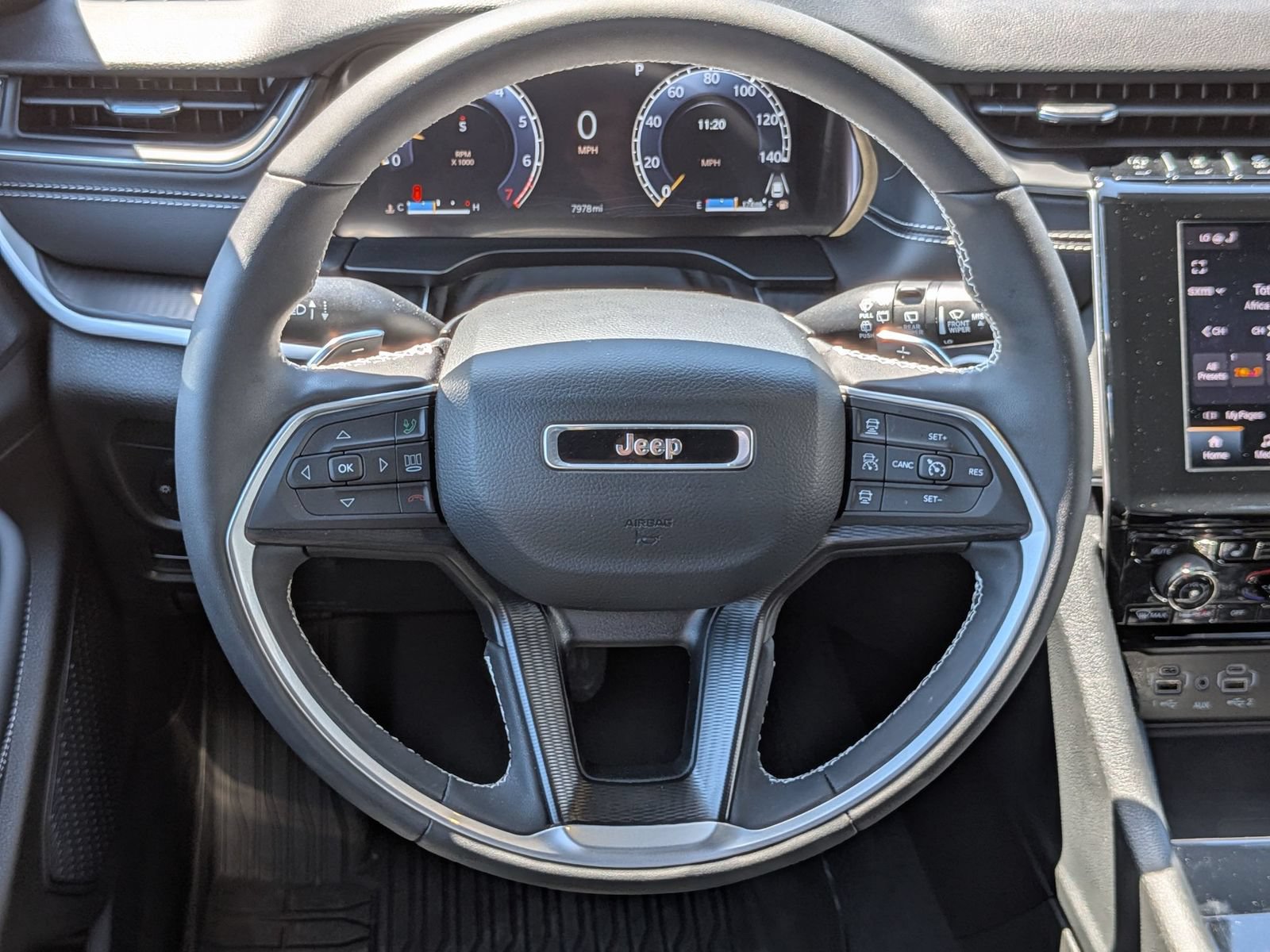 Used 2025 Jeep Grand Cherokee Altitude AWD/4WD image 31