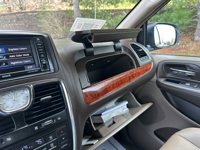 Used 2016 Chrysler Town & Country Touring-L w/ Driver Convenience Group image 43