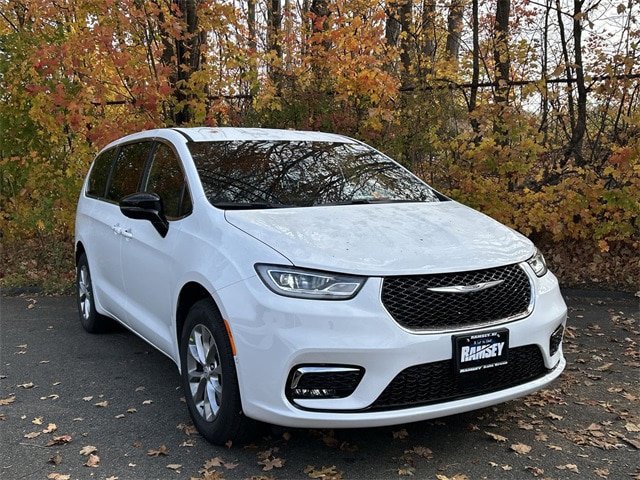 New 2026 Chrysler Pacifica Select AWD/4WD image 1