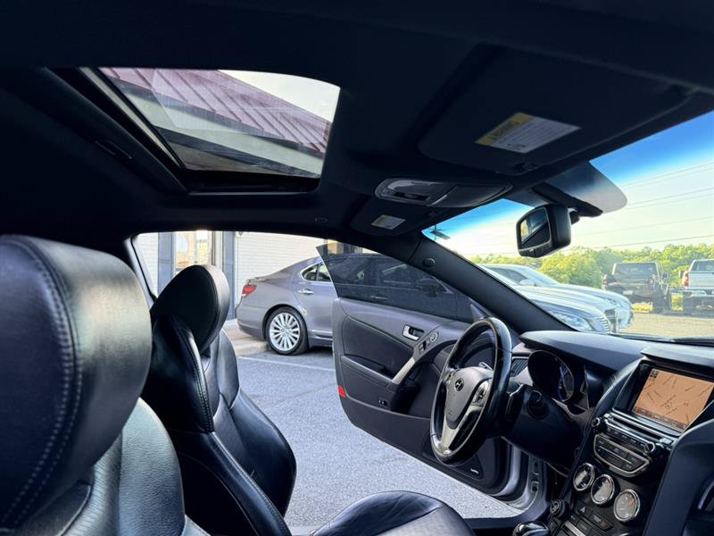 Used 2014 Hyundai Genesis 3.8 RWD image 10