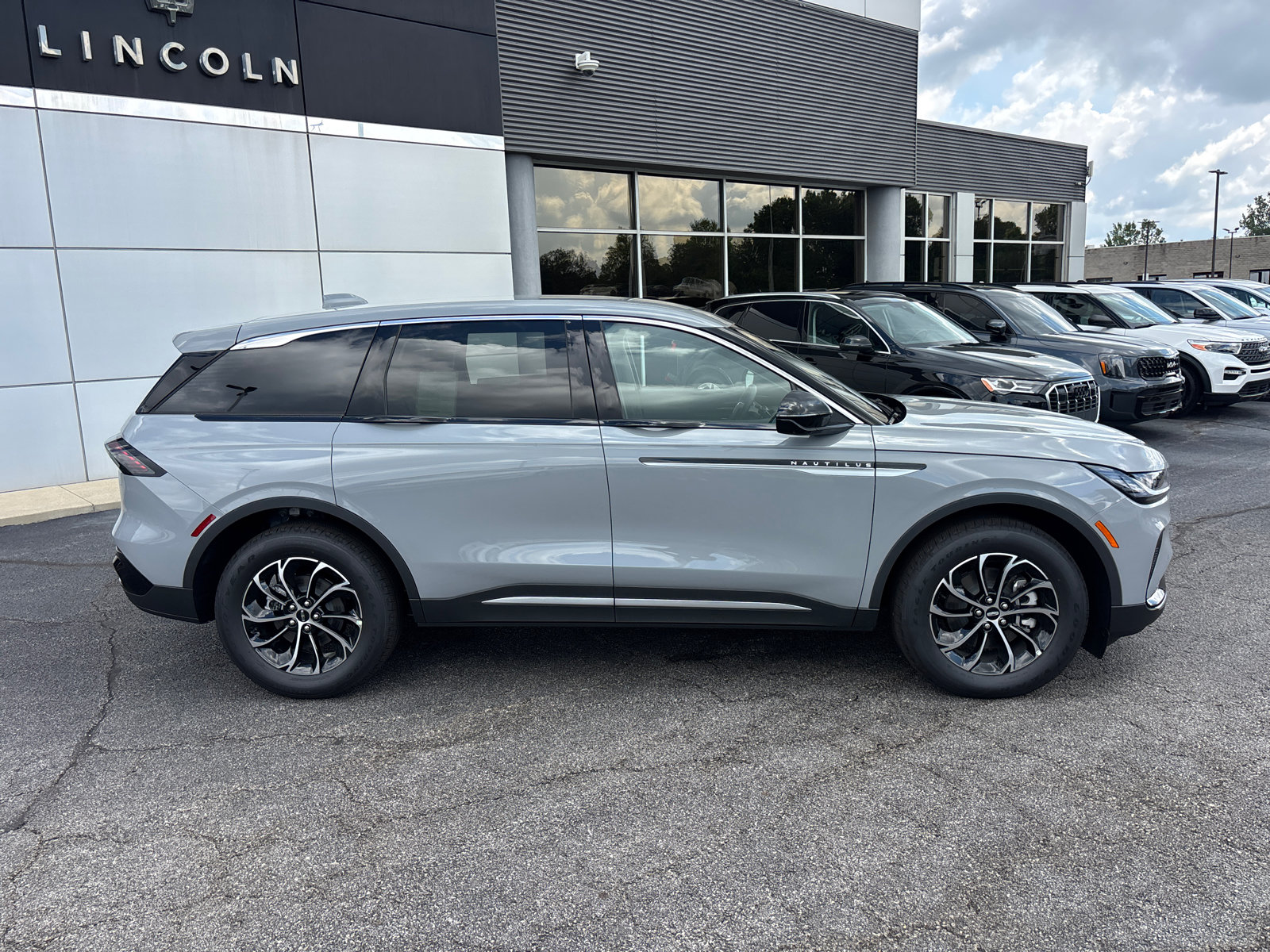 New 2026 Lincoln Nautilus Premier AWD/4WD image 8