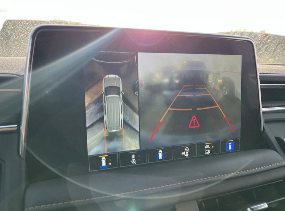 Used 2024 GMC Yukon AT4 w/ Technology Package AWD/4WD image 9