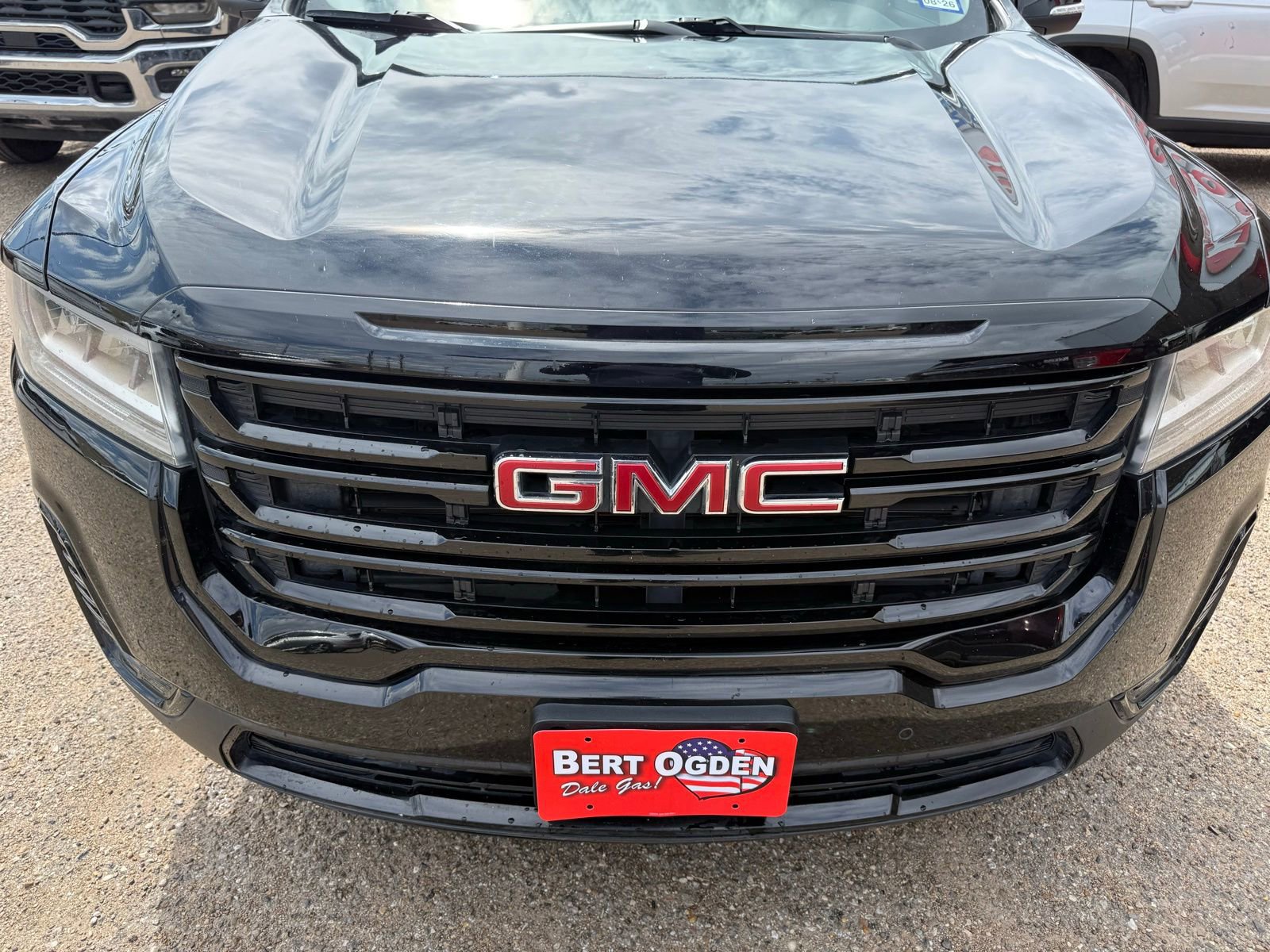 Used 2022 GMC Acadia SLE w/ Driver Convenience Package FWD image 2