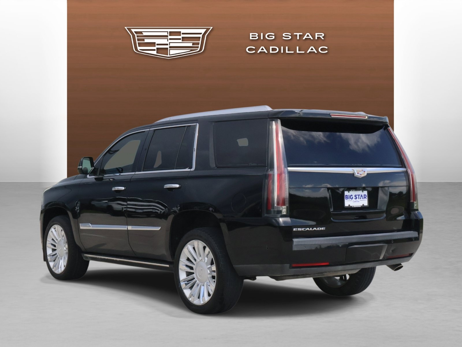 Used 2018 Cadillac Escalade Platinum AWD/4WD image 3