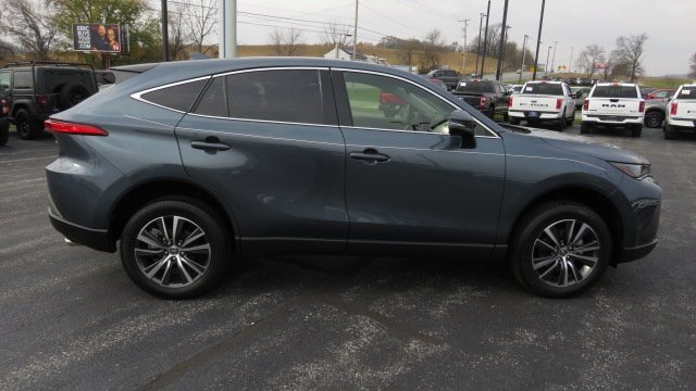 Used 2022 Toyota Venza LE image 9