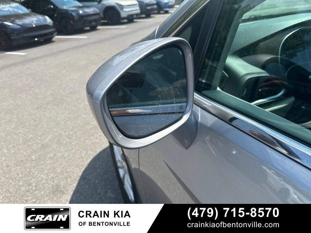 Used 2017 Chrysler Pacifica Touring-L FWD image 11