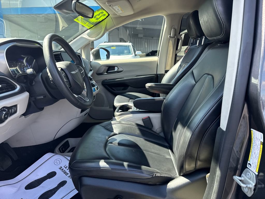 Used 2023 Chrysler Pacifica Touring-L image 11