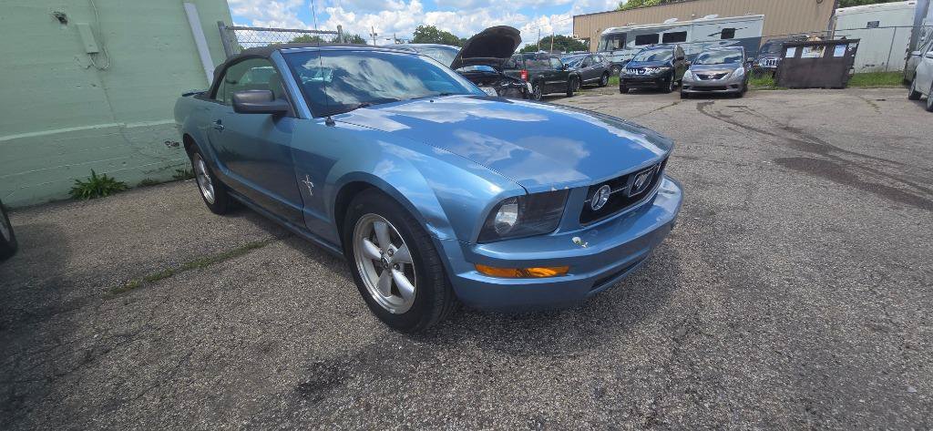 Used 2007 Ford Mustang Convertible RWD image 3