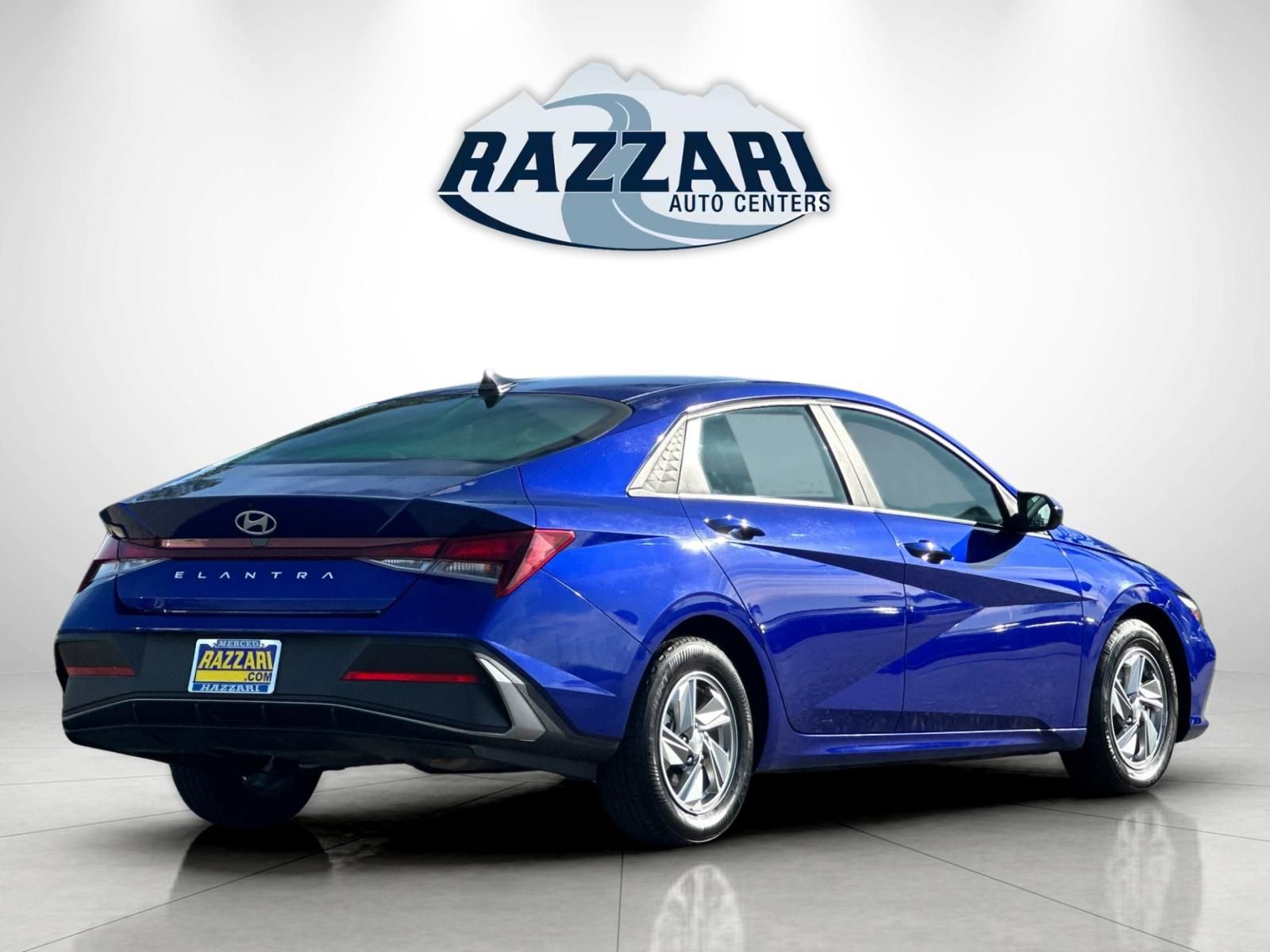 Used 2024 Hyundai Elantra SE FWD image 3
