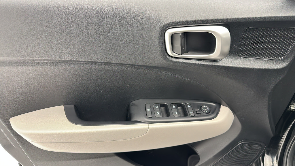 Used 2025 Hyundai Venue SEL FWD image 12