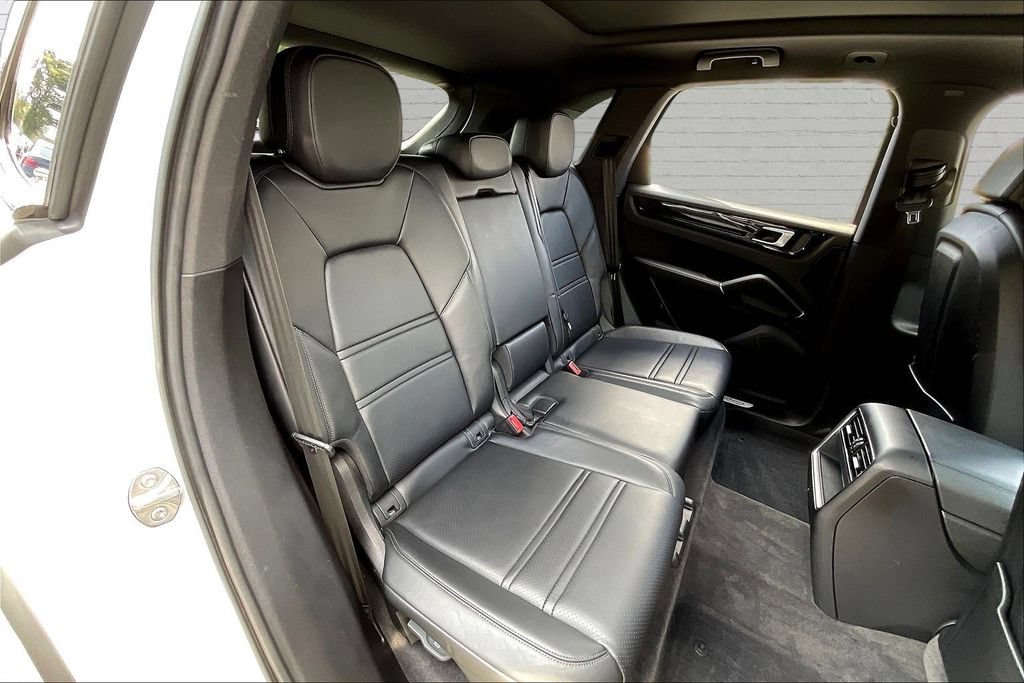 Used 2023 Porsche Cayenne w/ Premium Package AWD/4WD image 24